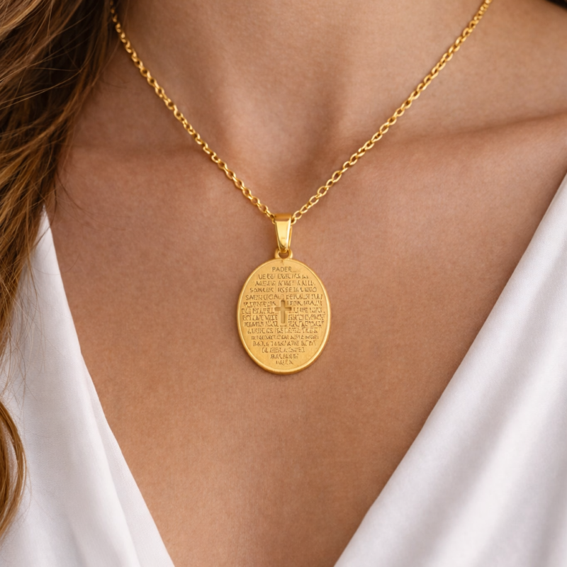 Colgante Dorado Ovalado con Medalla, Cruz y Oración del Padre Nuestro - Acero Inoxidable