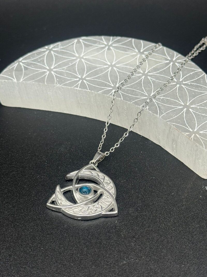 Colgante de Triqueta con Sol, Lunas y Apatita