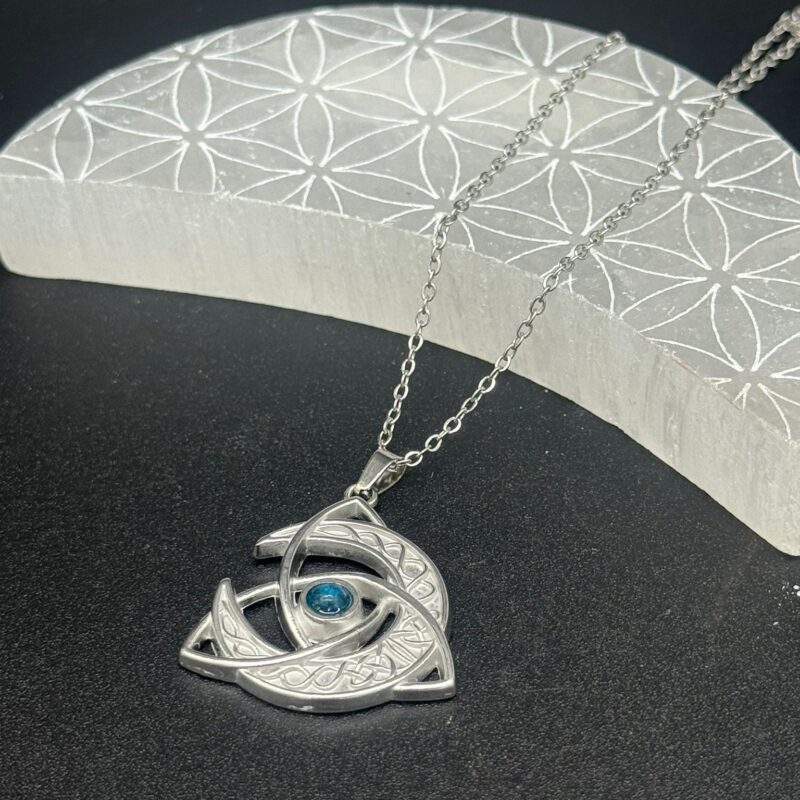 Colgante de Triqueta con Sol, Lunas y Apatita