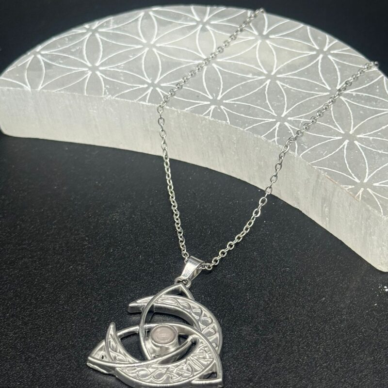 Colgante de Triqueta con Sol, Lunas y Cuarzo Rosa