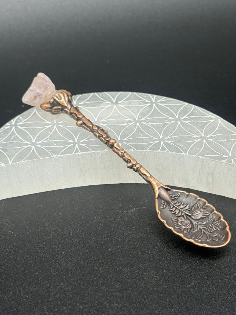 Cucharilla De Bruja con Piedras Preciosa Cuarzo Rosa : - Bronce