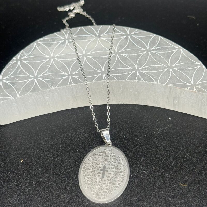 Colgante Acero Plateado Medalla Ovalada con Cruz y Oracion Padre Nuestro