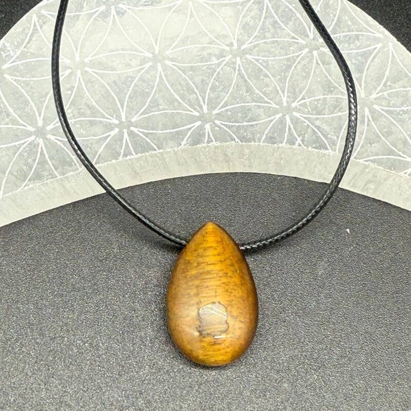 Colgante Lágrima Ojo de Tigre con Cuerda