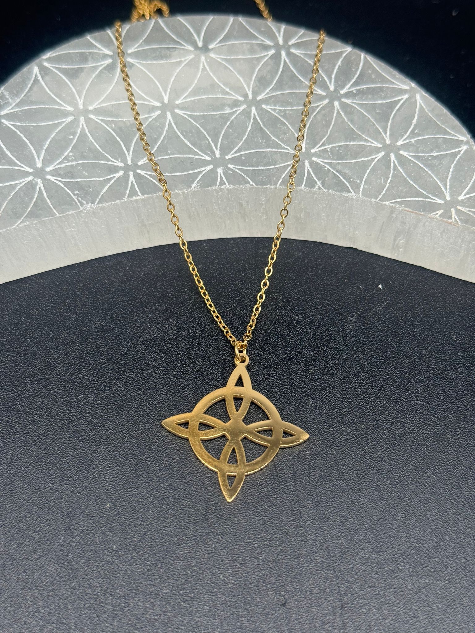 Colgante Acero Nudo de Bruja Mod 3 Dorado