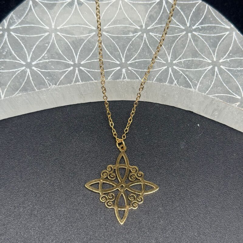 Colgante Acero Inoxidable Nudo de Bruja – Modelo 8 Dorado