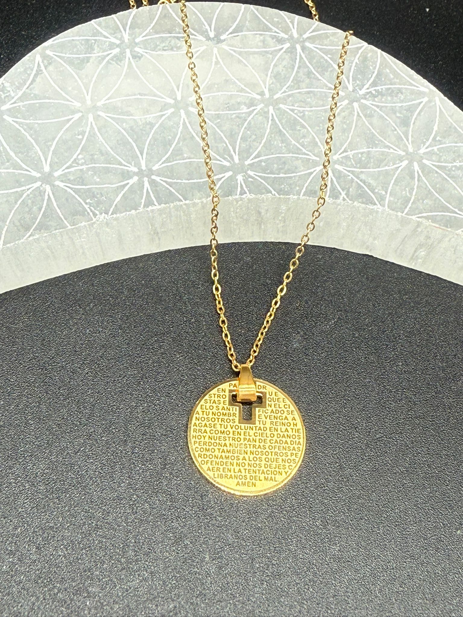 Colgante Acero Dorado Medalla Redonda con Cruz y Oracion Padre Nuestro