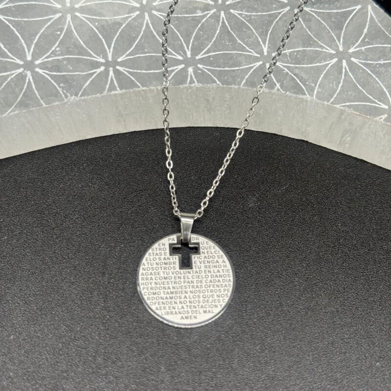 Colgante Acero Plateado Medalla Redonda con Cruz y Oracion Padre Nuestro