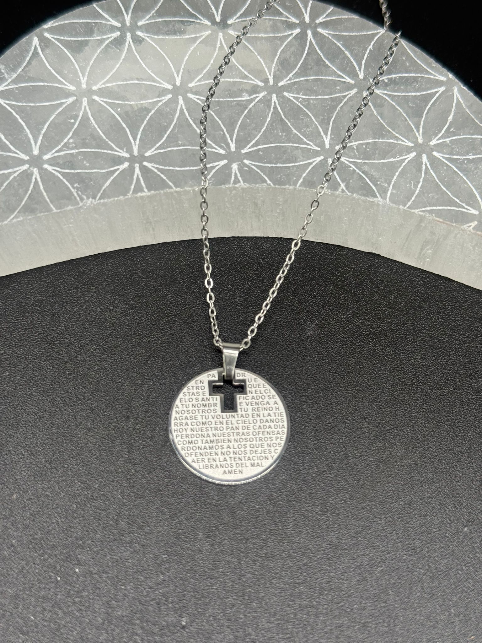 Colgante Acero Plateado Medalla Redonda con Cruz y Oracion Padre Nuestro