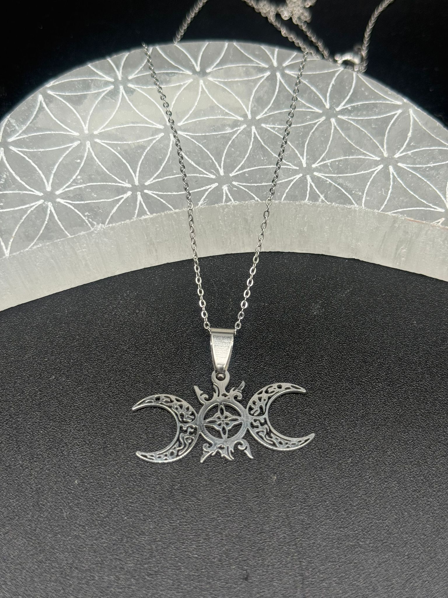 Colgante Triple Luna con Nudo de Bruja Acero