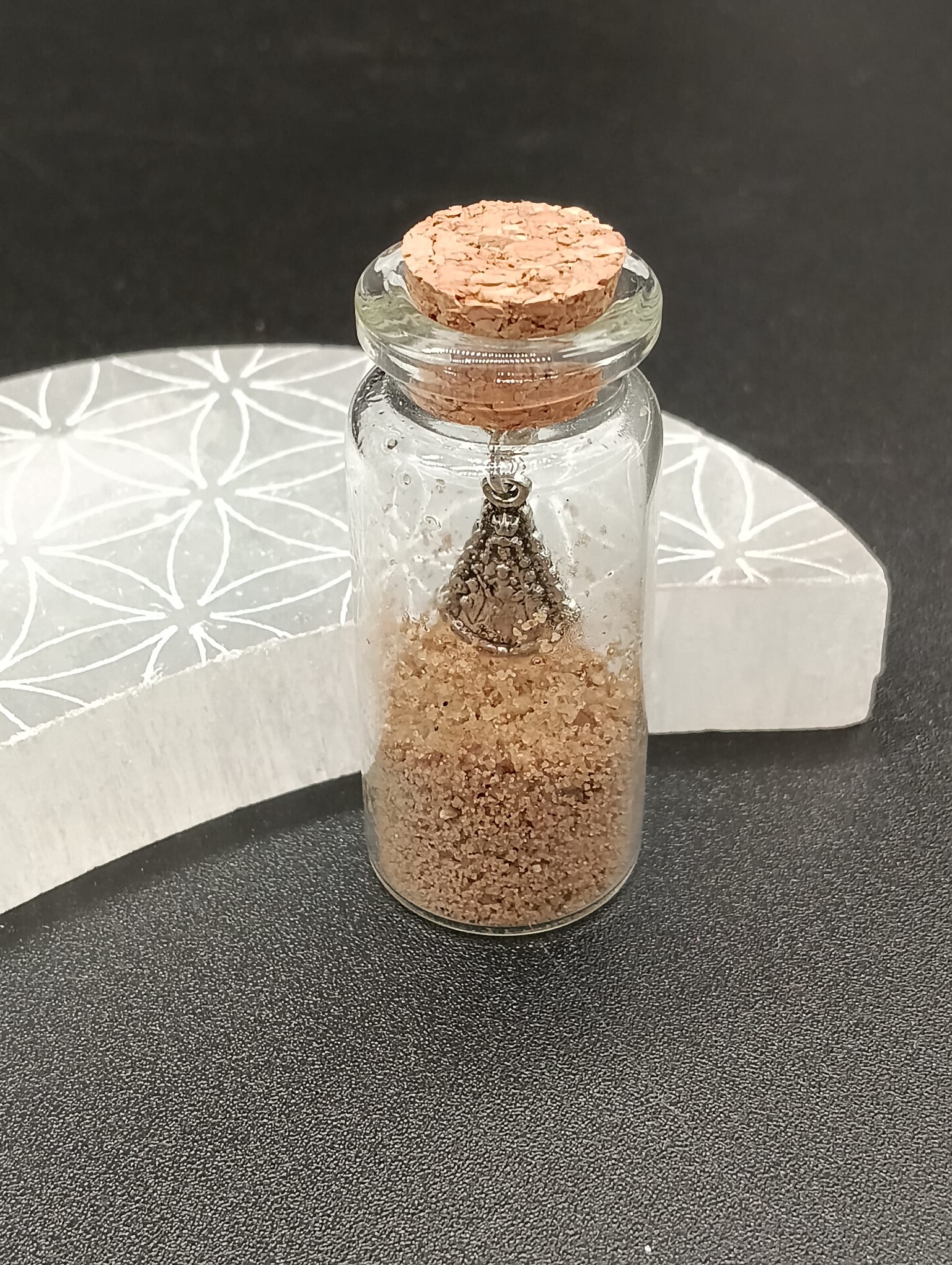 Frasco de Cristal con Dije de la Virgen del Rocío