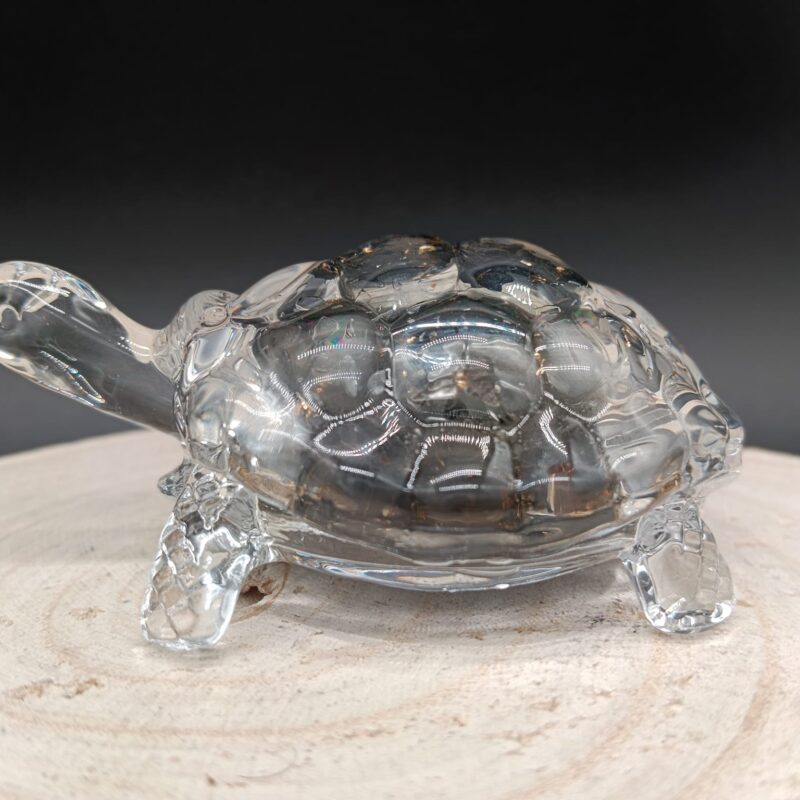 Tortuga de Cristal con Turmalina y Pan de Oro
