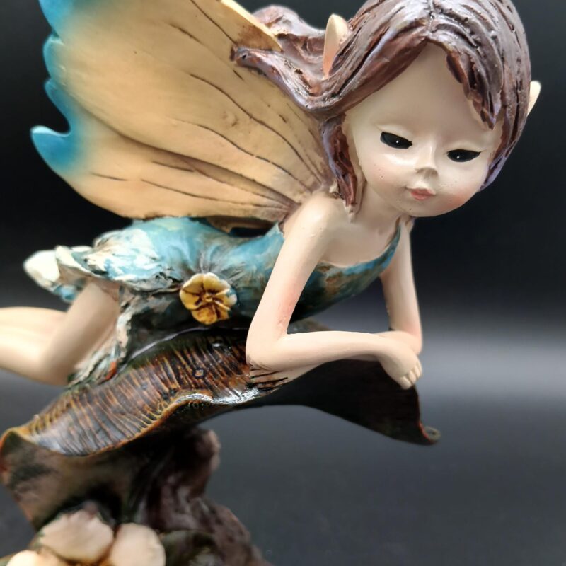 Hada Azul Tumbada en Hoja (18 cm)