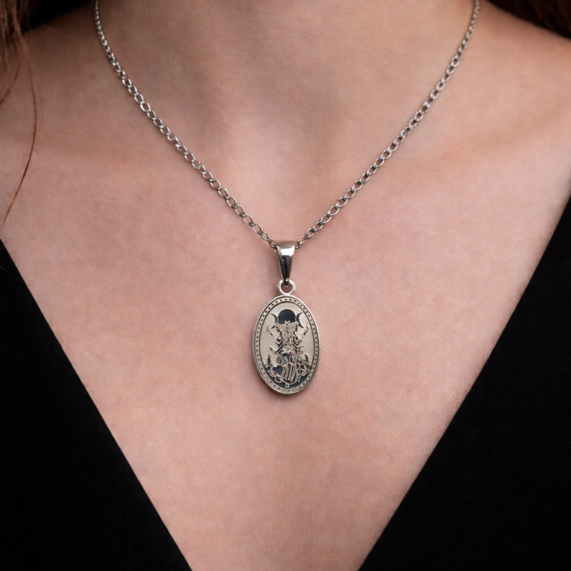 Colgante Ovalado de Hécate - Acero Inoxidable