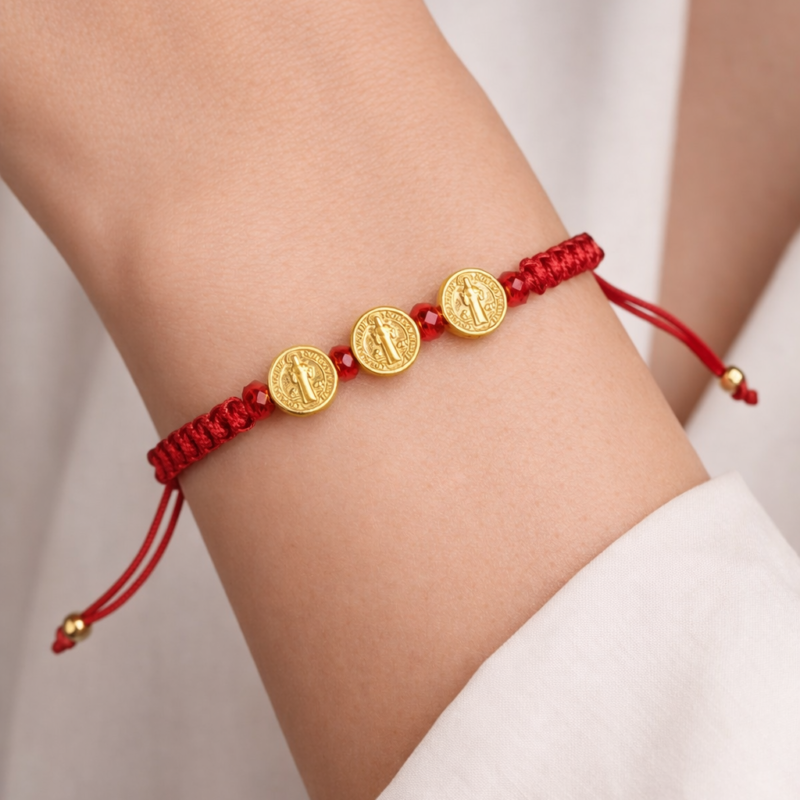 Pulsera Macramé y Medallitas Doradas San Benito - Acero Inoxidable