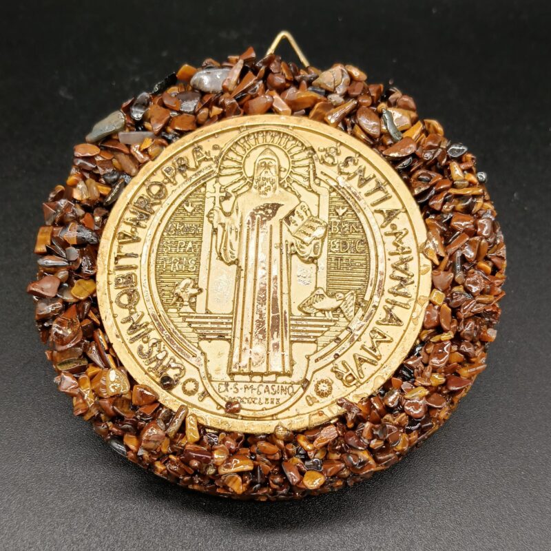 Colgador Medalla de San Benito con Ojo de Tigre