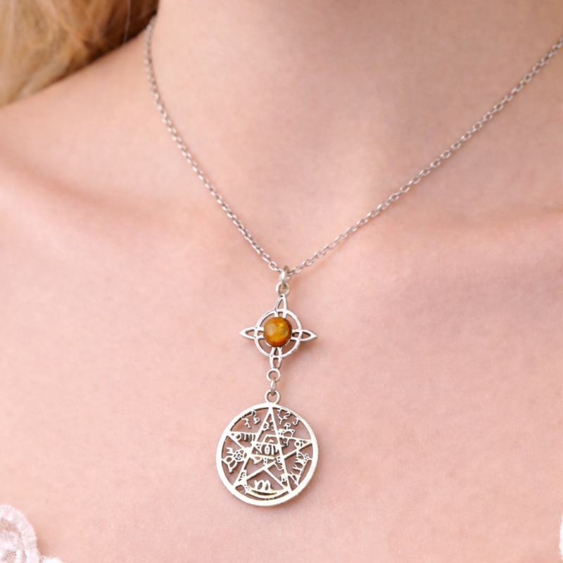 Colgante Doble Protección con Ojo de Tigre en Nudo de Bruja - Acero Inoxidable