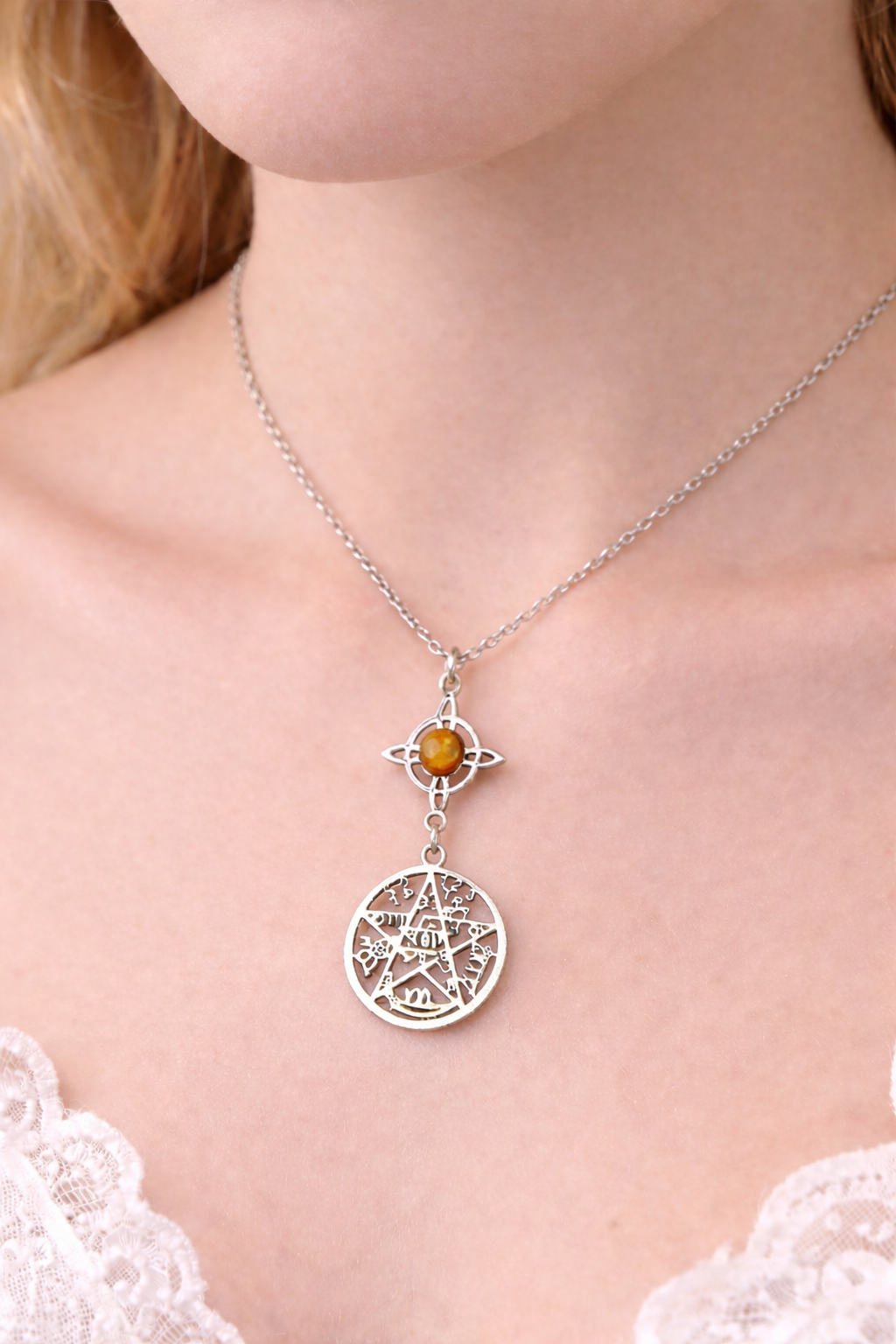 Colgante Doble Protección con Ojo de Tigre en Nudo de Bruja - Acero Inoxidable