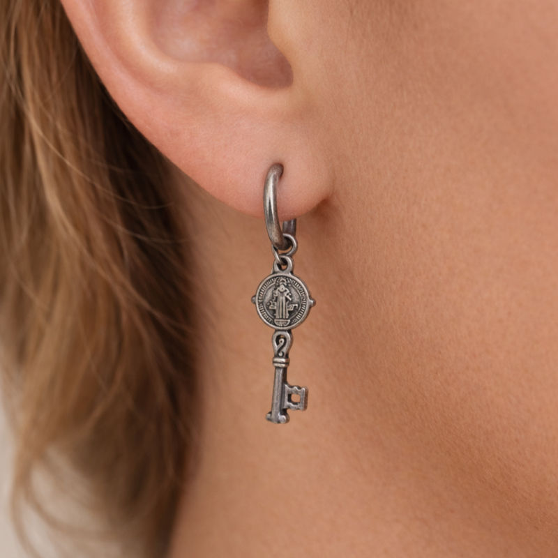 Pendientes Plateados Llave San Benito - Acero Inoxidable