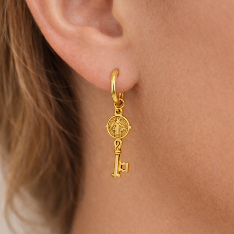 Pendientes Dorados Llave San Benito - Acero Inoxidable