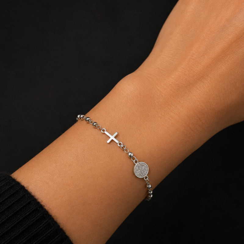 Pulsera Plateada Medallita Ovalada de San Benito y Cruz - Acero Inoxidable