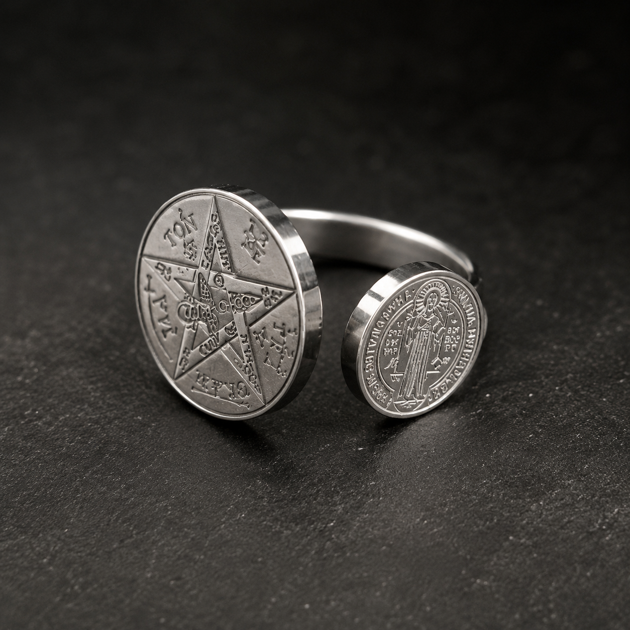Anillo Plateado Ajustable San Benito y Tetragramatón - Acero Inoxidable